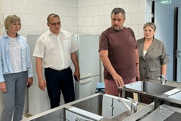 Юрий Цымбалюк проверил ход работ на социально значимых объектах Новосергиевки